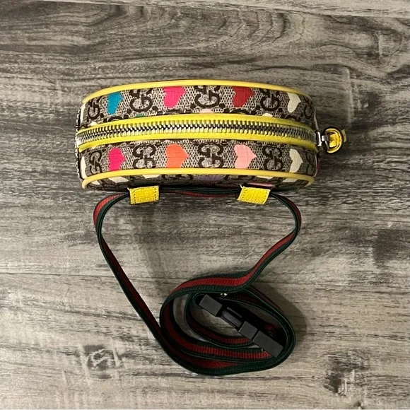 Authentic Gucci Pre-Owned
2016-2023 GG Supreme Kids Hearts belt bag - Picture 4 of 10